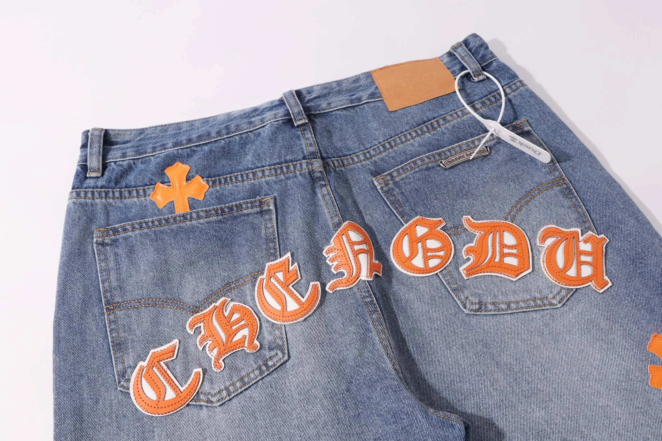 P260 Style number: H906 Croxin & 𝐂𝐡𝐫𝐨𝐦𝐞 𝐇𝐞𝐚𝐫𝐭 ss25 blue pants orange skin Sanskrit leather limited edition patchwork jeans. Styles with different washed textures are very friendly to people with thin legs. The slightly flared version perfectly modifies the leg shape. The timeless and moderate length makes it easy to match and match. It is the basis for various styles and is a must-have in your wardrobe! The fabric is stiff but also makes the upper body soft without losing texture. The washing process is even more perfect. It is a must-have item for everyone! ! ! Washed wheat, hang tag, pants label, three labels complete Color: blue Size: 28-30-32-34